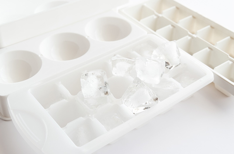 プラスチック製の製氷皿
